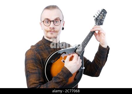 Hipster Mann spielt MANDOLINE Stockfoto