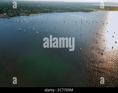 Schöne Stadtlandschaft kleine Küstenstadt in der Umgebung Blick von der Meeresbucht Pier mit Yacht-Boote auf dem Wasser im Sommer Tag Stockfoto