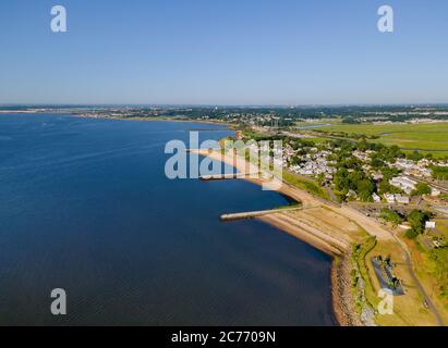 Luftpanorama der schönen Stadtlandschaft kleine Küstenstadt Ozeanlandschaft auf dem Wasser im Sommer Tag Stockfoto