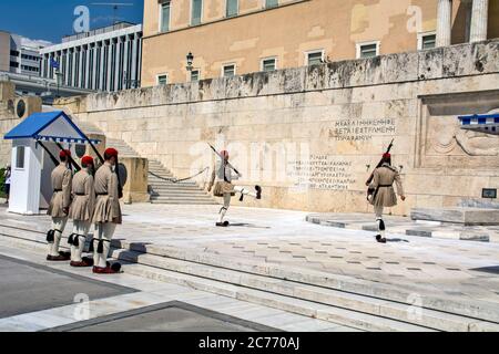 Athen, Griechenland, 4. Juni 2016. Euzons (Präsidentengarde) wacht vor dem griechischen Parlamentsgebäude über das Denkmal des unbekannten Soldaten Stockfoto