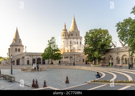 Touristen in der Fischerbastei in Budapest, Ungarn an einem ruhigen Sommertag Stockfoto