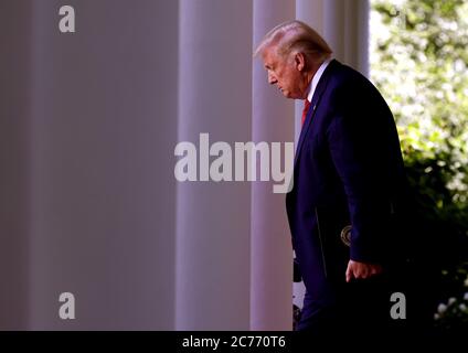 Washington, Usa. Juli 2020. Präsident Donald J. Trump betritt den Rosengarten, während er am Dienstag, dem 14. Juli 2020, eine Pressekonferenz im Weißen Haus in Washington, DC, hält. Foto von Tasos Katopodis/UPI Kredit: UPI/Alamy Live News Stockfoto