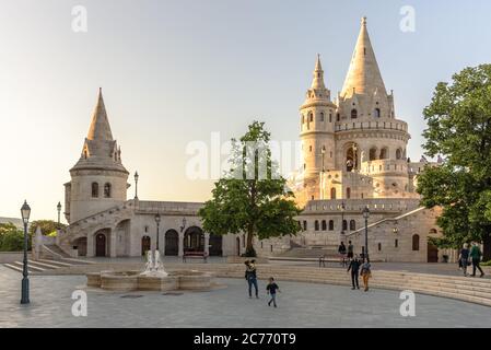 Touristen in der Fischerbastei in Budapest, Ungarn an einem ruhigen Sommertag Stockfoto