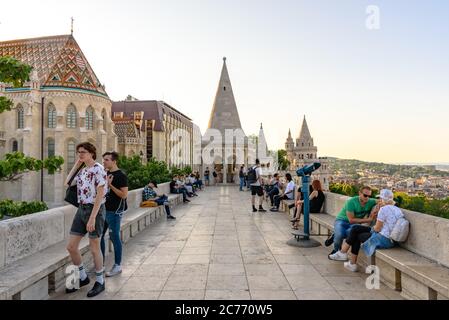 Touristen in der Fischerbastei in Budapest, Ungarn an einem ruhigen Sommertag Stockfoto