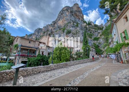 Dorf Moustiers-Sainte-Marie, Provence, Frankreich, Mitglied der schönsten Dörfer Frankreichs, Departement Alpes-de-Haute-Provence Stockfoto