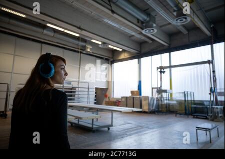 Stuttgart, Deutschland. Juli 2020. Ein Mitarbeiter des Theaters geht während des Theaterkurses 'Black Box - Phantom Theater für eine Person' im Schauspielhaus Stuttgart durch einen Workshop. Während der Führung durch das Theater besucht das Publikum verschiedene Räume des Spielhauses. Quelle: Sebastian Gollnow/dpa/Alamy Live News Stockfoto