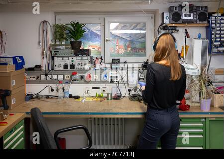 Stuttgart, Deutschland. Juli 2020. Ein Mitarbeiter des Theaters steht während des Theaterkurses 'Black Box - Phantomtheater für eine Person' im Schauspielhaus Stuttgart in einer Werkstatt. Während der Führung durch das Theater besucht das Publikum verschiedene Räume des Spielhauses. Quelle: Sebastian Gollnow/dpa/Alamy Live News Stockfoto