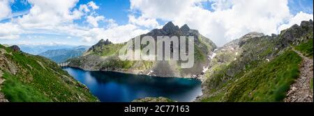 Landschaft des Inferno-Sees in den italienischen alpen Stockfoto