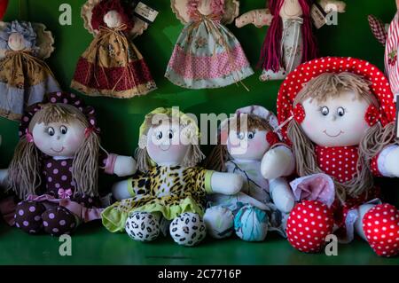 Handgefertigte bunte weibliche holländische Bauernpuppen zum Verkauf in einem der Regale von Holambra by Designers Geschenkladen in der Doria Vasconcelos Straße. Stockfoto