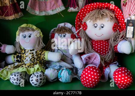 Handgefertigte bunte weibliche holländische Bauernpuppen zum Verkauf in einem der Regale von Holambra by Designers Geschenkladen in der Doria Vasconcelos Straße. Stockfoto
