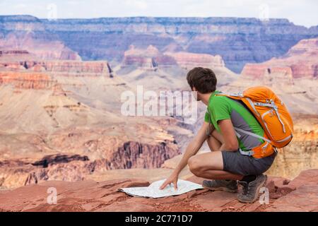 Mann Reisende planen Reise auf Karte auf Reise Wanderung in Grand Canyon, beliebte amerikanische Touristenattraktion in den Vereinigten Staaten von Amerika. Wanderer Stockfoto