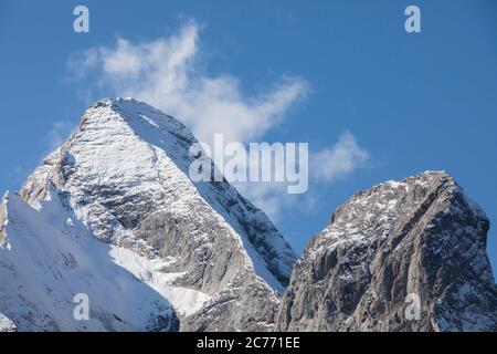 Schneebedeckte Berggipfel in den Dolomiten, Italien Stockfoto