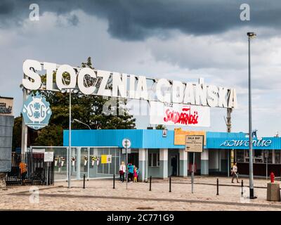 DANZIG, POLEN - 26. AUGUST 2014: Eingangstor der Danziger Werft. Ort der großen Streiks in den 80er Jahren und Geburtsort der Solidaritätsbewegung. Danzig, Polen. Stockfoto