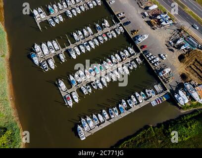 Panorama-Drone-Blick in der schönen Marina in Strandbooten Piers Stockfoto