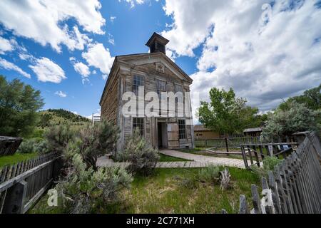 Bannack State Park, Montana - 29. Juni 2020: Die Freimaurerloge und das Schulhaus in der Geisterstadt an einem Sommertag Stockfoto