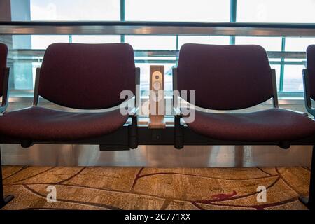 Lila Stühle mit kostenlosem Standard-USB-Steckdose oder USB-Anschluss-Steckplatz Ladegerät im Flughafen. Reisekomfort Stockfoto
