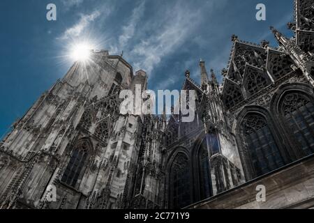 Die Sonne Scheint Über Dem Stephansdom In Der Innenstadt Von Wien In Österreich Stockfoto