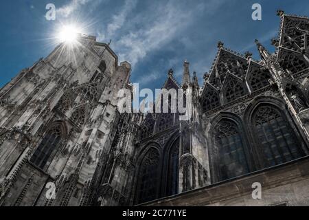 Die Sonne Scheint Über Dem Stephansdom In Der Innenstadt Von Wien In Österreich Stockfoto