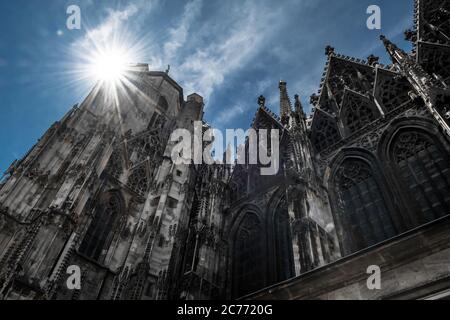 Die Sonne Scheint Über Dem Stephansdom In Der Innenstadt Von Wien In Österreich Stockfoto