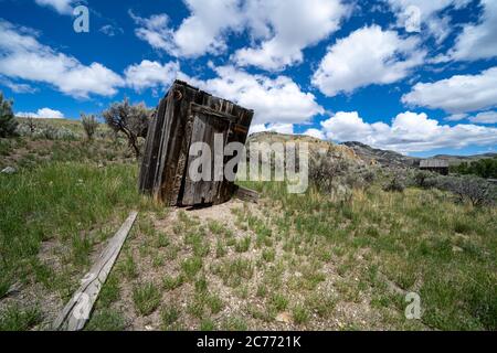 Rustikale alte Gebäude Struktur in Bannack Geisterstadt Montana an einem Sommertag Stockfoto