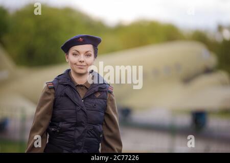 Eine junge Pilotin in Uniform der sowjetischen Armee Piloten während des Zweiten Weltkriegs Militär-Shirt mit Schulterriemen eines Major und einer Baskenmütze. Gegen die Stockfoto