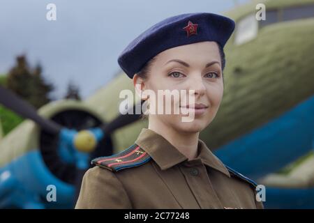 Eine junge Pilotin in Uniform der sowjetischen Armee Piloten während des Zweiten Weltkriegs Militär-Shirt mit Schulterriemen eines Major und einer Baskenmütze. Gegen die Stockfoto