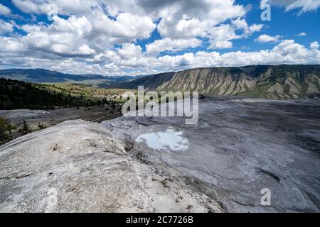 Blick von den oberen Terrassen in Mammtoh Hot Springs im Yellowstone Nationalpark, Blick auf die Stadt Stockfoto