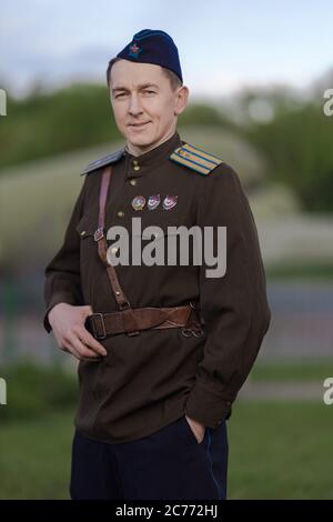 Ein junger erwachsener männlicher Pilot in der Uniform der Piloten der sowjetischen Armee der Periode des Zweiten Weltkriegs. Militärische Uniform mit Schulterriemen eines Major und Stockfoto