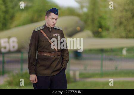 Ein junger erwachsener männlicher Pilot in der Uniform der Piloten der sowjetischen Armee der Periode des Zweiten Weltkriegs. Militärische Uniform mit Schulterriemen eines Major und Stockfoto