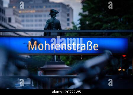 14. Juli 2020, Berlin, Berlin, Deutschland: Der Eingang der U-Bahnstation "Mohrenstraße" ist vor einer Statue zu sehen. Seit den 1990er Jahren wird in Berlin die Umbenennung der "Mohrenstraße" und der gleichnamigen U-Bahn-Station im Rahmen einer breiteren Debatte über historische Aufladung von Straßennamen diskutiert. 'mohr' ist ein überholter diskriminierender deutschsprachiger Begriff für Menschen mit Farbe. Im Juli 2020 entschied sich die Berliner Verkehrsgesellschaft BVG, die U-Bahn-Station 'ohrenstraÃŸe' umzubenennen. Der ursprüngliche neue Name ''GlinkastraÃŸe'' wurde ebenfalls verworfen Stockfoto