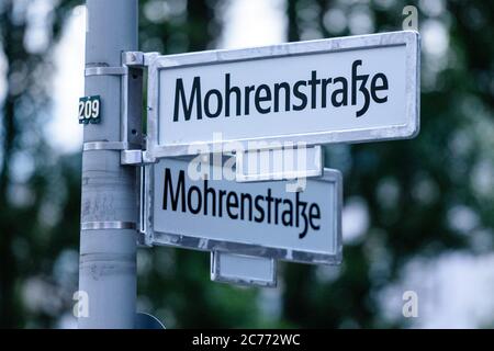 14. Juli 2020, Berlin, Berlin, Deutschland: Zwei Straßenschilder mit der Aufschrift "Mohrenstraße" sind zu sehen. Seit den 1990er Jahren wird in Berlin die Umbenennung der "Mohrenstraße" und der gleichnamigen U-Bahn-Station im Rahmen einer breiteren Debatte über historische Aufladung von Straßennamen diskutiert. 'mohr' ist ein überholter diskriminierender deutschsprachiger Begriff für Menschen mit Farbe. Im Juli 2020 entschied sich die Berliner Verkehrsgesellschaft BVG, die U-Bahn-Station 'ohrenstraÃŸe' umzubenennen. Der ursprüngliche neue Name ''GlinkastraÃŸe'' wurde ebenfalls verworfen, da er ebenfalls nega wurde Stockfoto