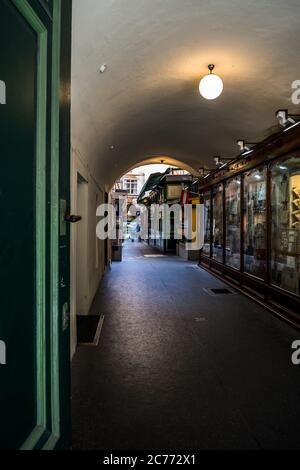 Durchgang Zum Innenhof Mit Geschäften Und Restaurants In Der Innenstadt Von Wien In Österreich Stockfoto