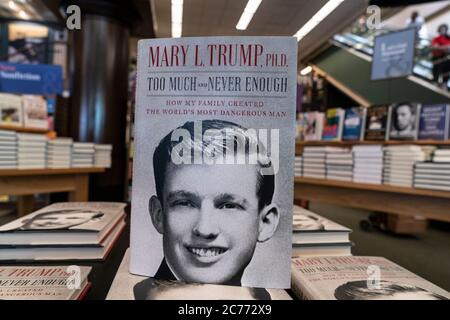 New York, NY - 14. Juli 2020: Mary Trumps neues Buch über US-Präsident Donald Trump ist im Barnes & Noble Store am Broadway in Manhattan zu sehen Stockfoto