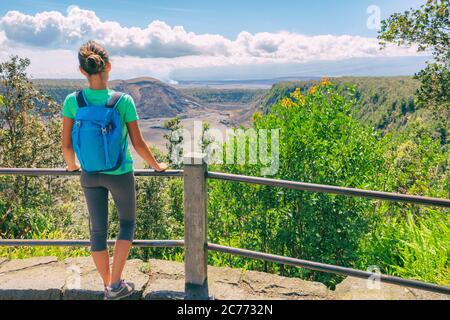 Hawaii Wandern Reise Tourist Wanderer Mädchen Blick auf den Kilauea Iki Krater Lavafeld See in Big Island, Hawaii. Vereinigte Staaten von Amerika Sommer Stockfoto