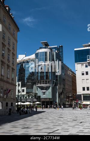 WIEN, ÖSTERREICH - 02. JULI 2020: Berühmtes Haas Haus, modernes Gebäude von Hans Hollein in der Innenstadt von Wien in Österreich Stockfoto