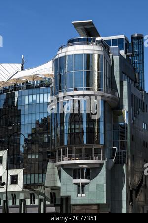 WIEN, ÖSTERREICH - 02. JULI 2020: Berühmtes Haas Haus, modernes Gebäude von Hans Hollein in der Innenstadt von Wien in Österreich Stockfoto