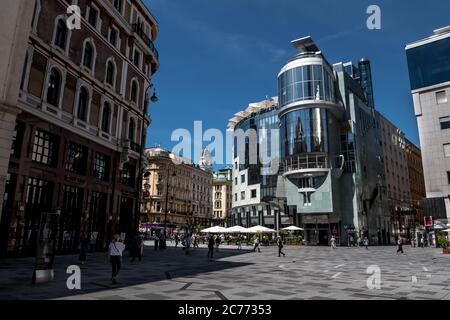 WIEN, ÖSTERREICH - 02. JULI 2020: Berühmtes Haas Haus, modernes Gebäude von Hans Hollein in der Innenstadt von Wien in Österreich Stockfoto