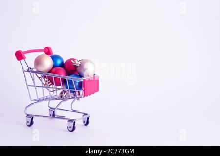 Rosa Korb mit farbigen weihnachtskugeln. Weihnachts-Shopping-Thema. Für Text platzieren Stockfoto