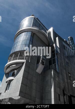 WIEN, ÖSTERREICH - 02. JULI 2020: Berühmtes Haas Haus, modernes Gebäude von Hans Hollein in der Innenstadt von Wien in Österreich Stockfoto