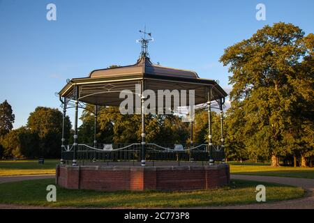 Bandstand, Boultham Park, Amphitheater, Auditorium, Akustik, umfangreiche Restaurierung, neues Dach, Grade2, Gartengavebos. Stockfoto