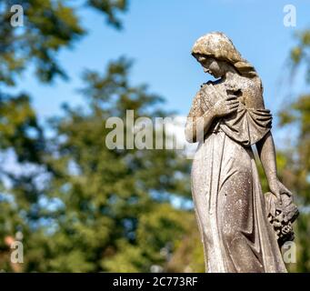 Detail einer Frauenfigur auf einem Grabstein in Haddington, East Lothian, Schottland, Großbritannien. Stockfoto