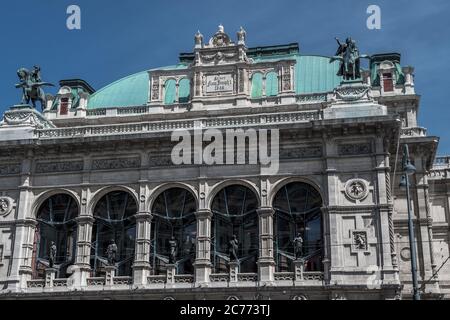 Vorderansicht Der Oper In Der Innenstadt Von Wien In Österreich Stockfoto