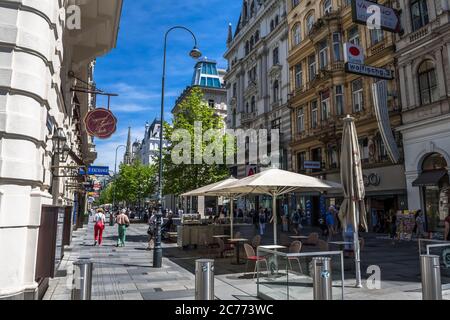 WIEN, ÖSTERREICH - 02. JULI 2020: Berühmte Boulevard Kärntner Straße mit Shopping und Flanieren Menschen in der Innenstadt von Wien in Österreich Stockfoto