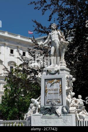 Skulptur und Denkmal für den berühmten Wiener Komponisten Wolfgang Amadeus Mozart in EINEM Park in der Innenstadt von Wien in Österreich Stockfoto