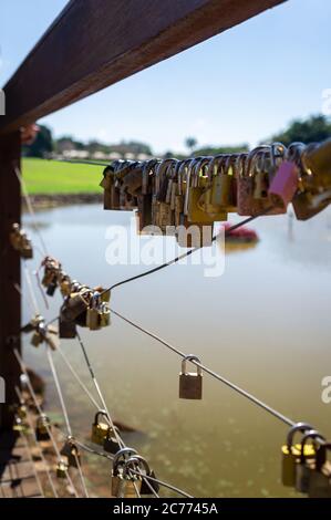 Ein Zaun am Vitoria Regia See voller Liebe Schlösser in Love Deck (Deck do Amor). Diese Vorhängeschlösser symbolisieren unzerbrechliche Liebe. Stockfoto