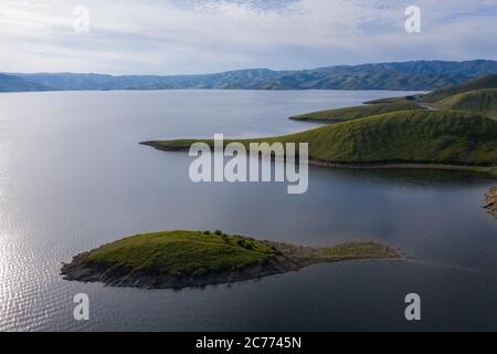 Luftaufnahme des San Luis Reservoirs in Zentralkalifornien. Stockfoto