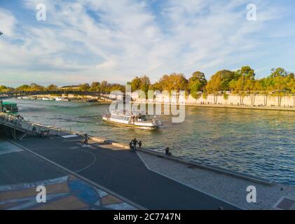 Quay Anatole France (seine), Paris, Frankreich, 7. Arrondissement. Schöner sonniger Tag in der französischen Hauptstadt. Bootstour & Passerelle. Stockfoto