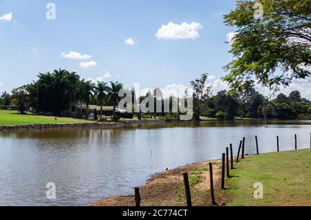 Blick auf den See Vitoria Regia vom Kopfsteinpflaster des Platzes Vitoria Regia. Park befindet sich in der Rua Primavera Straße in der Innenstadt, Holambra. Stockfoto