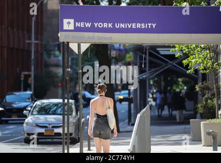 New York, USA. Juli 2020. Eine Frau geht an einem Gebäude der New York University in New York, USA, vorbei, 14. Juli 2020. Die US-Regierung hat eine neue Regel aufgehoben, die internationalen Studenten ihren Aufenthalt im Land verweigert haben könnte, wenn sie nur Online-Kurse im kommenden Herbstsemester besuchen, sagte ein Bundesrichter in Boston, Massachusetts, Dienstag. Quelle: Wang Ying/Xinhua/Alamy Live News Stockfoto