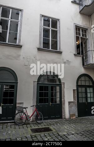 Hinterhof eines historischen Hauses mit EINEM gesperrten Vintage-Fahrrad in der Innenstadt von Wien in Österreich Stockfoto